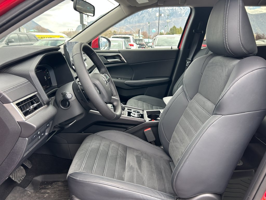Used 2025 Mitsubishi Outlander 4WD Plug-In Hybrid image 26