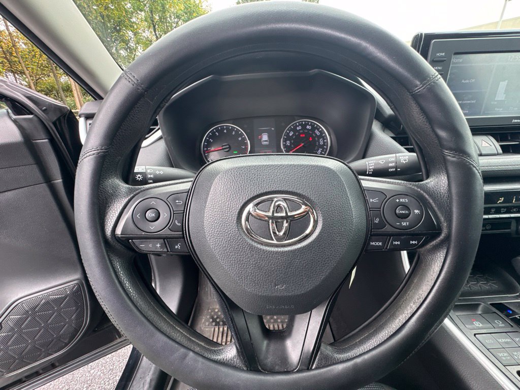 Used 2021 Toyota RAV4 LE AWD/4WD image 2