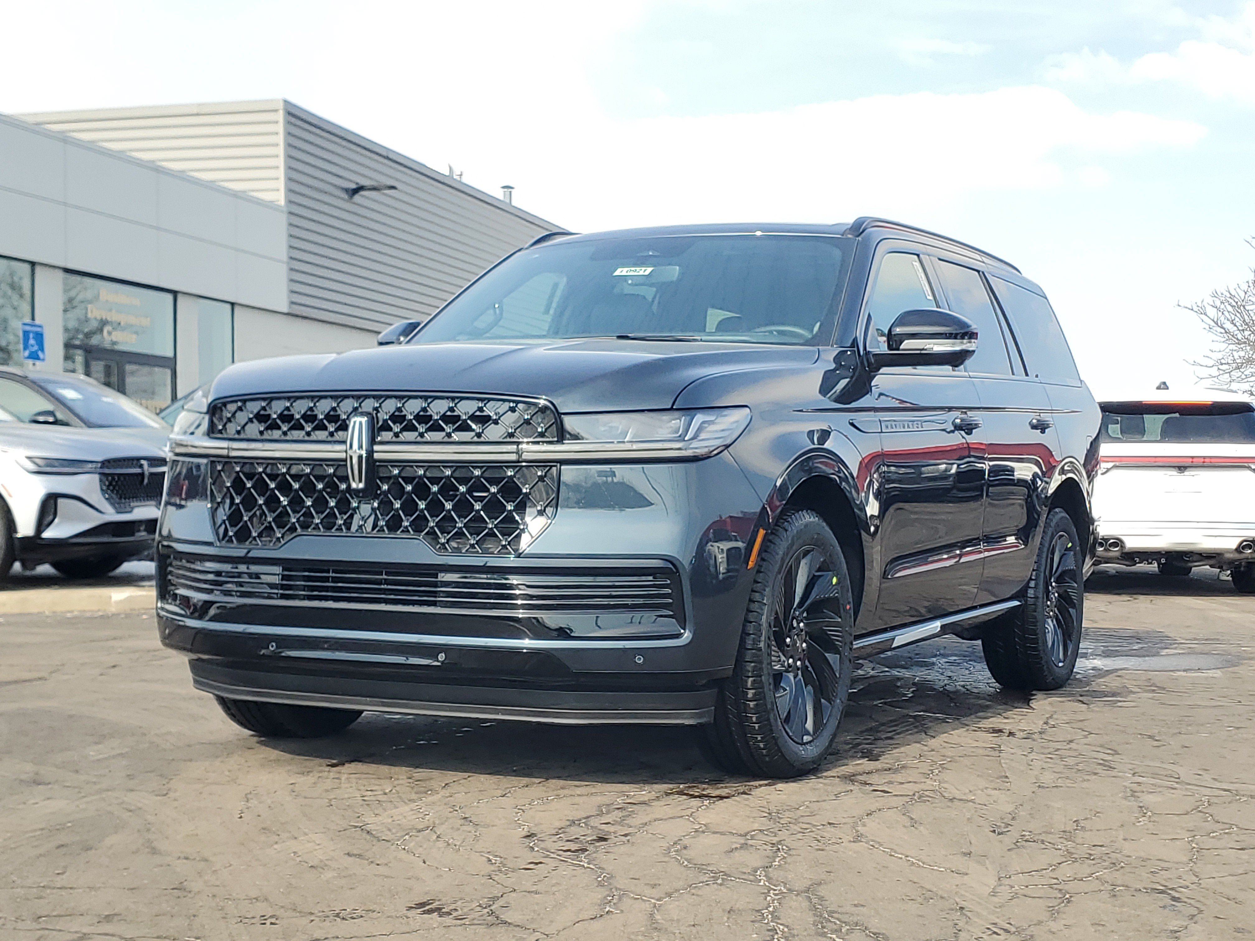 New 2026 Lincoln Navigator Reserve w/ Jet Appearance Package AWD/4WD image 2