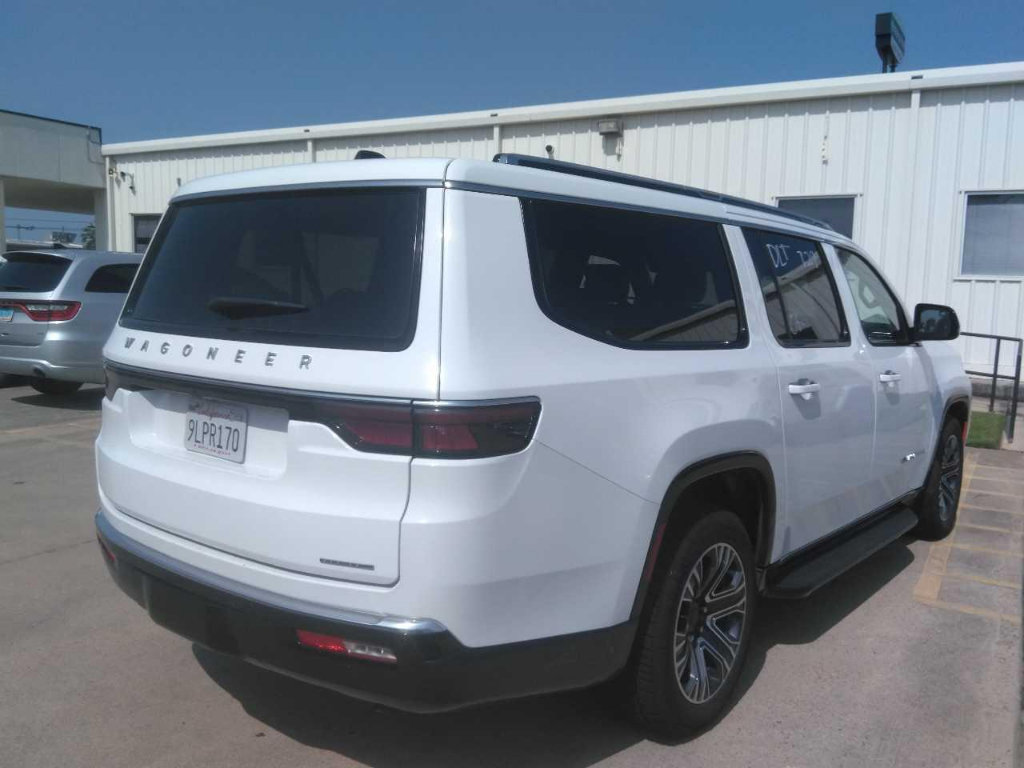 Used 2024 Jeep Wagoneer L Series II RWD image 3