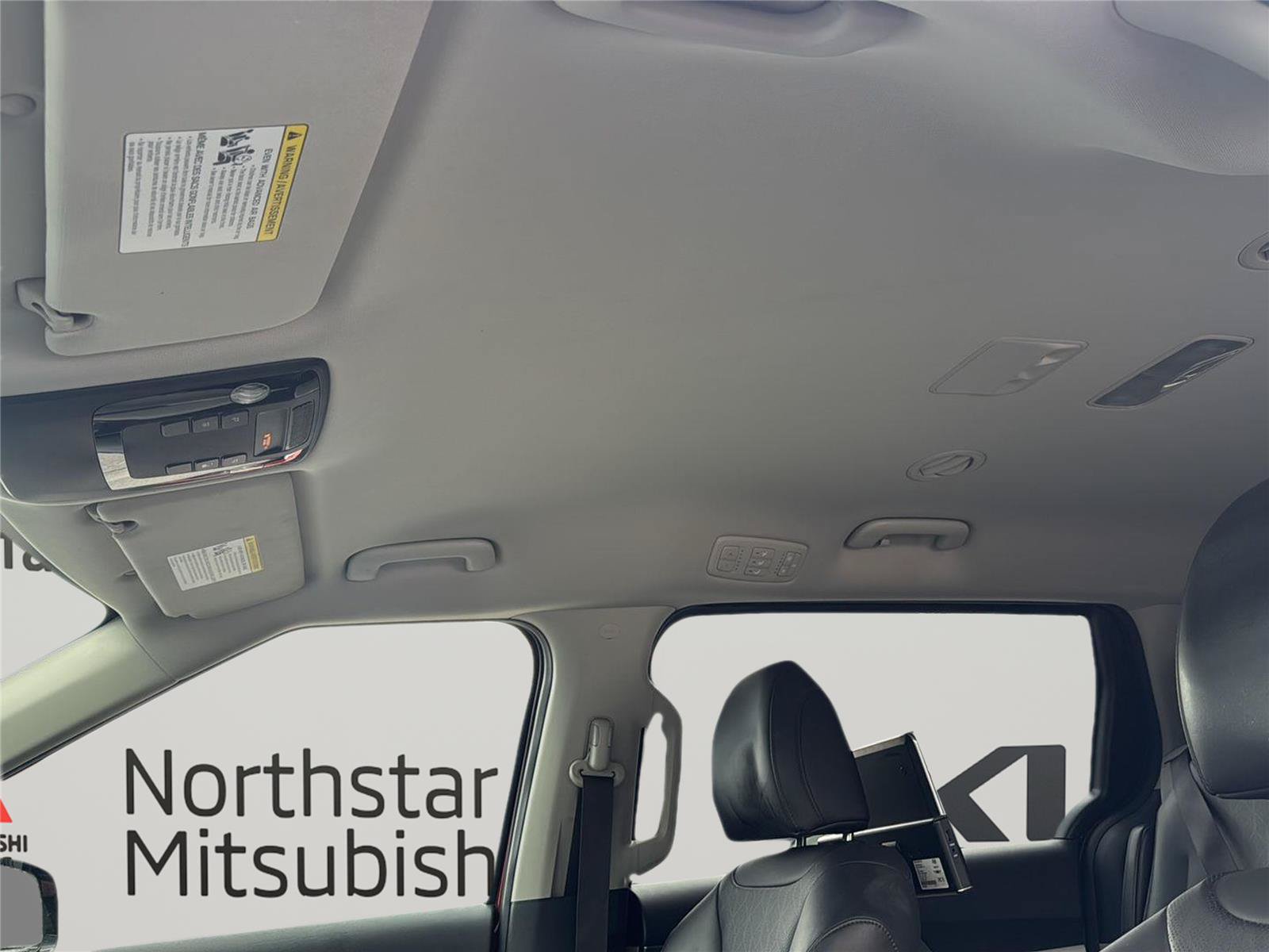 Used 2022 Kia Carnival LX FWD image 22