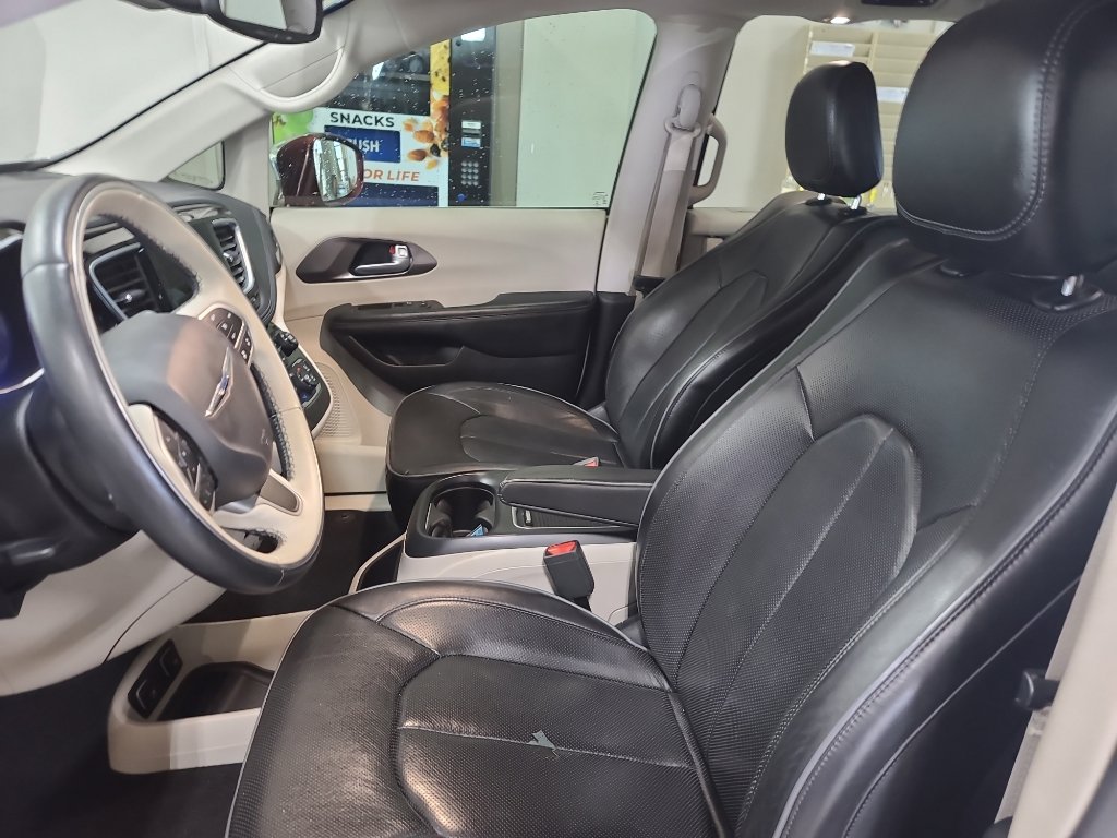 Used 2017 Chrysler Pacifica Limited FWD image 8