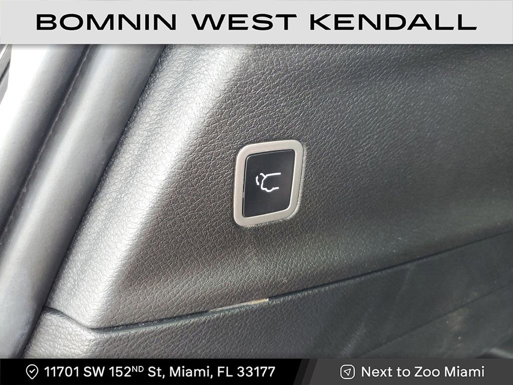 Used 2025 Chrysler Pacifica Select image 13