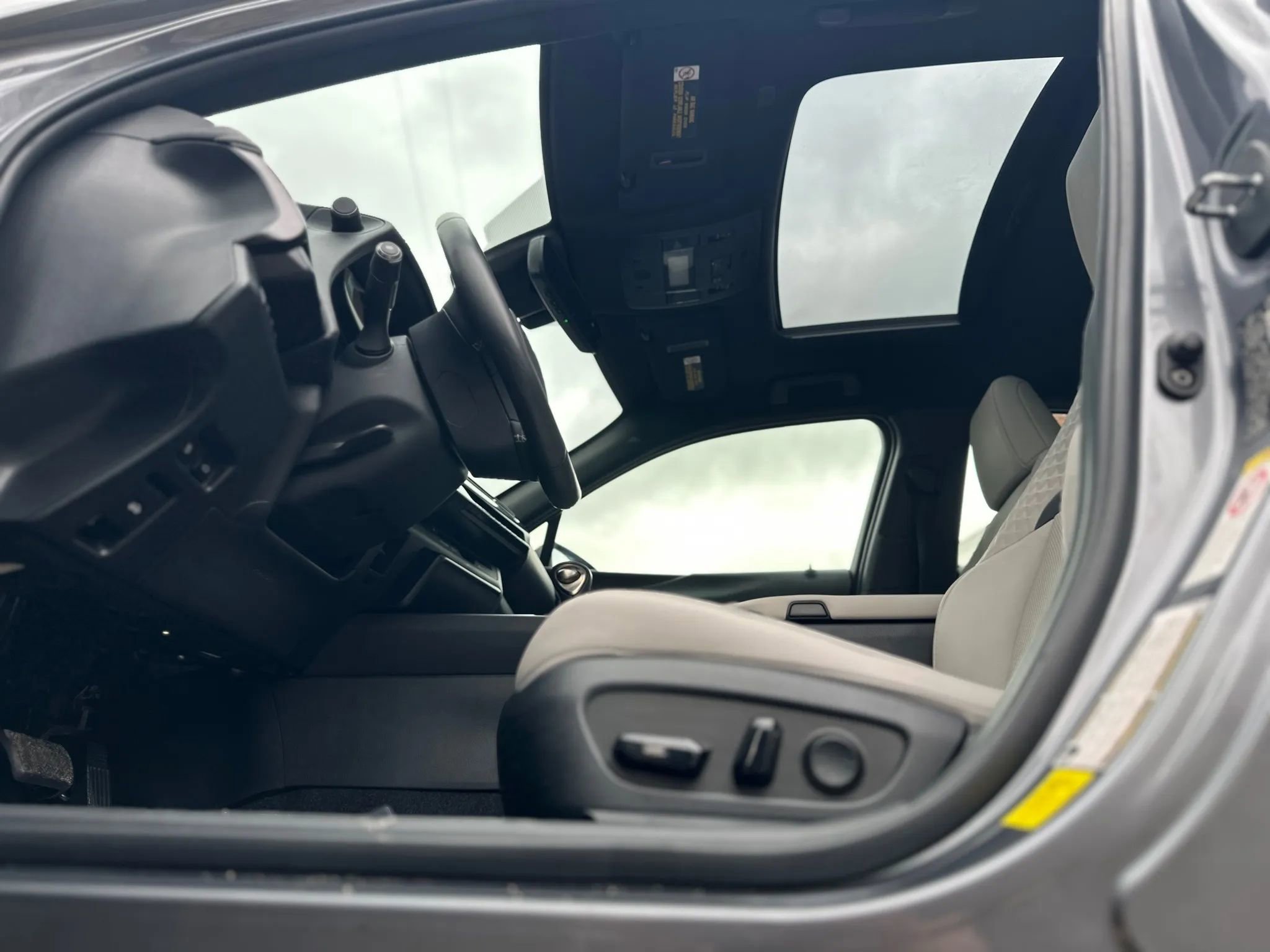 Used 2019 Lexus UX 250h 250h Luxury Sport Utility 4D image 17