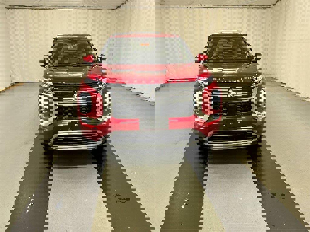 New 2025 Mitsubishi Outlander SE image 3