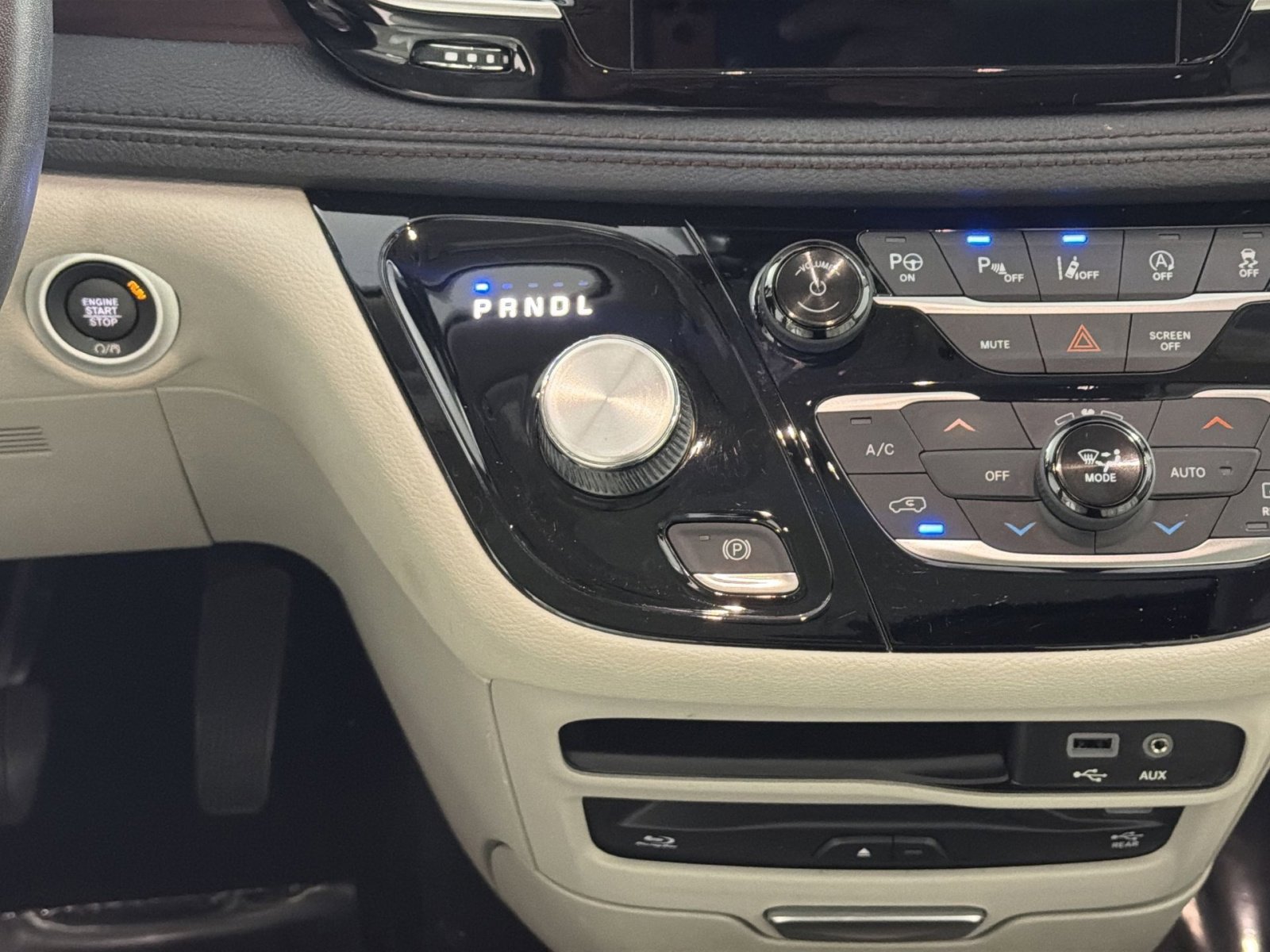 Used 2019 Chrysler Pacifica Limited w/ Tire & Wheel Group image 22