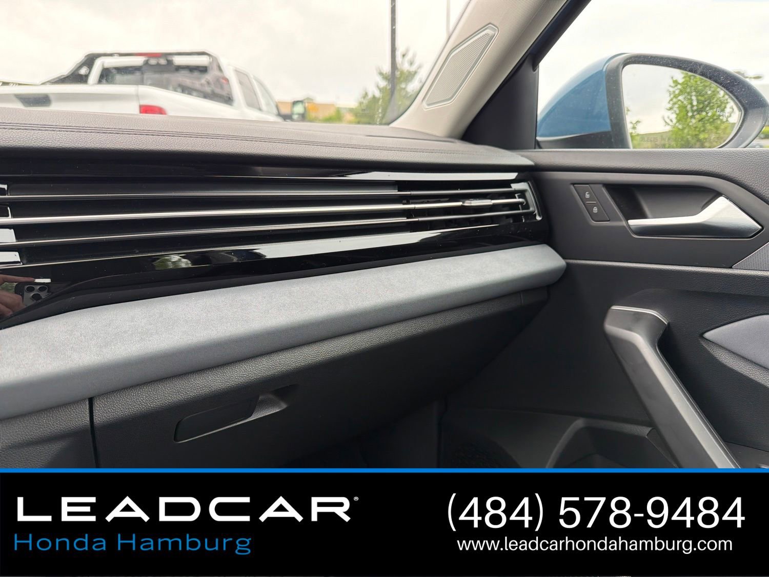 Used 2025 Volkswagen Jetta SE FWD image 22