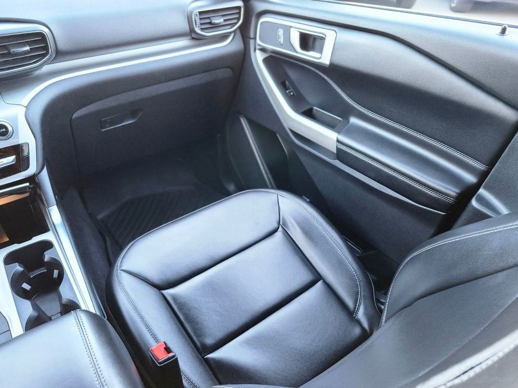 Used 2022 Ford Explorer XLT w/ Equipment Group 202A image 16