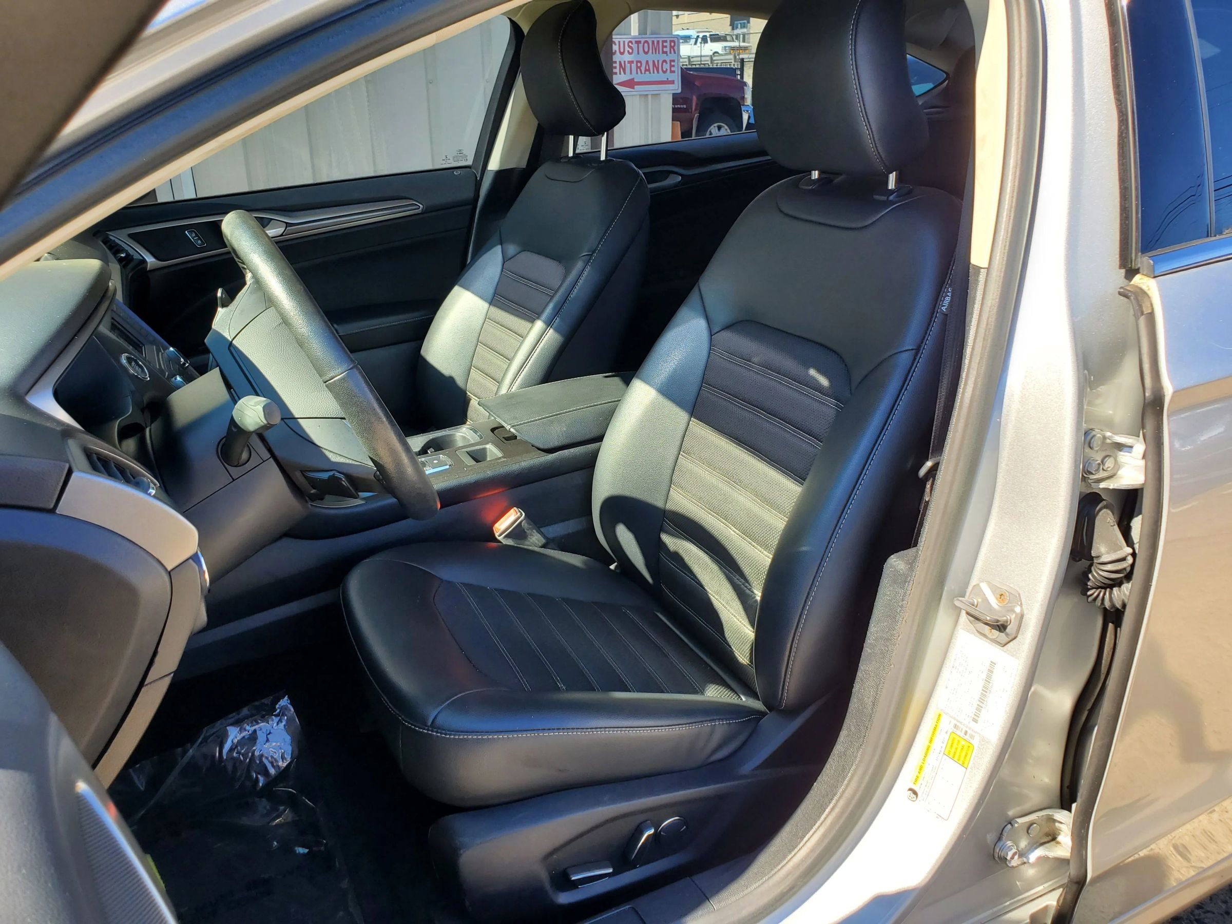 Used 2017 Ford Fusion SE w/ Equipment Group 201A image 23