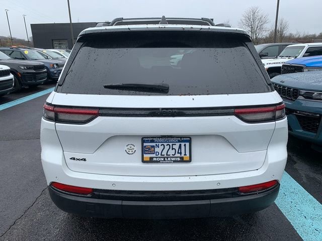 Used 2023 Jeep Grand Cherokee Altitude image 4