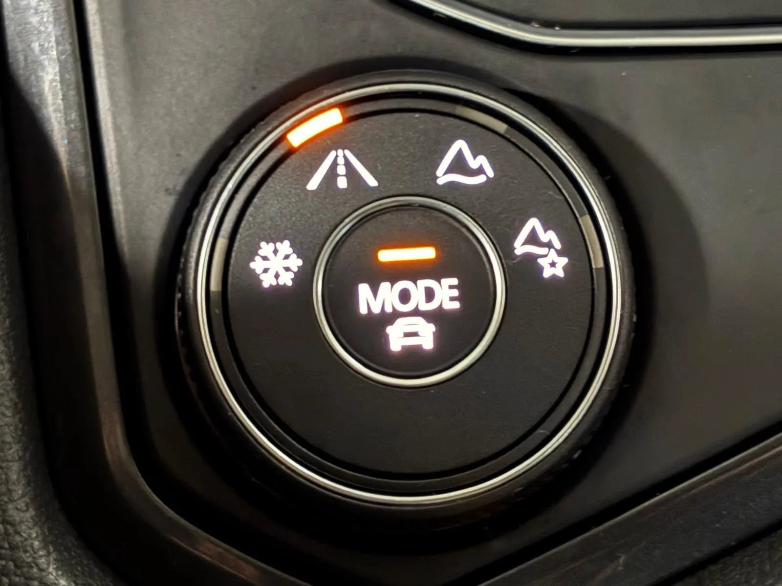 Used 2020 Volkswagen Tiguan SEL AWD/4WD image 31