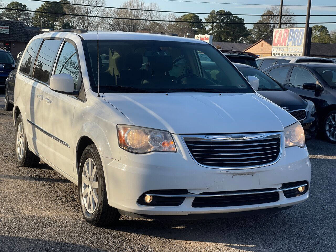 Used 2014 Chrysler Town & Country Touring image 2