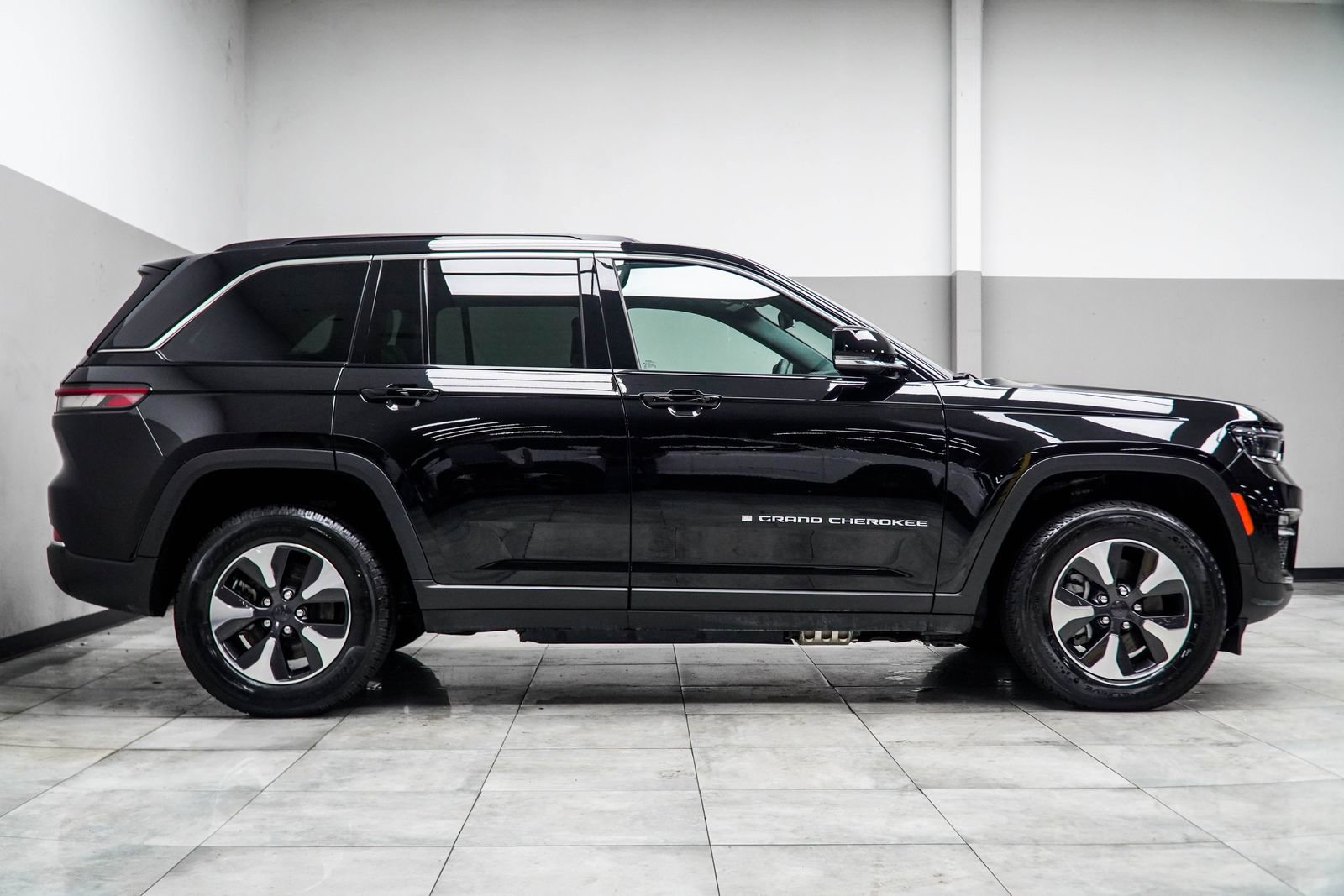 Used 2024 Jeep Grand Cherokee Limited 4xe AWD/4WD image 6
