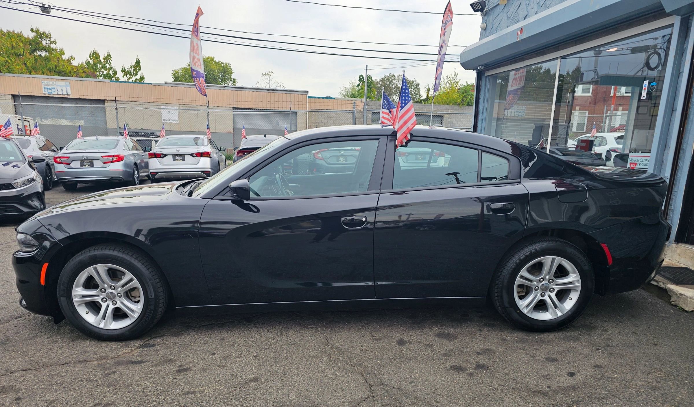 Used 2022 Dodge Charger SXT image 2