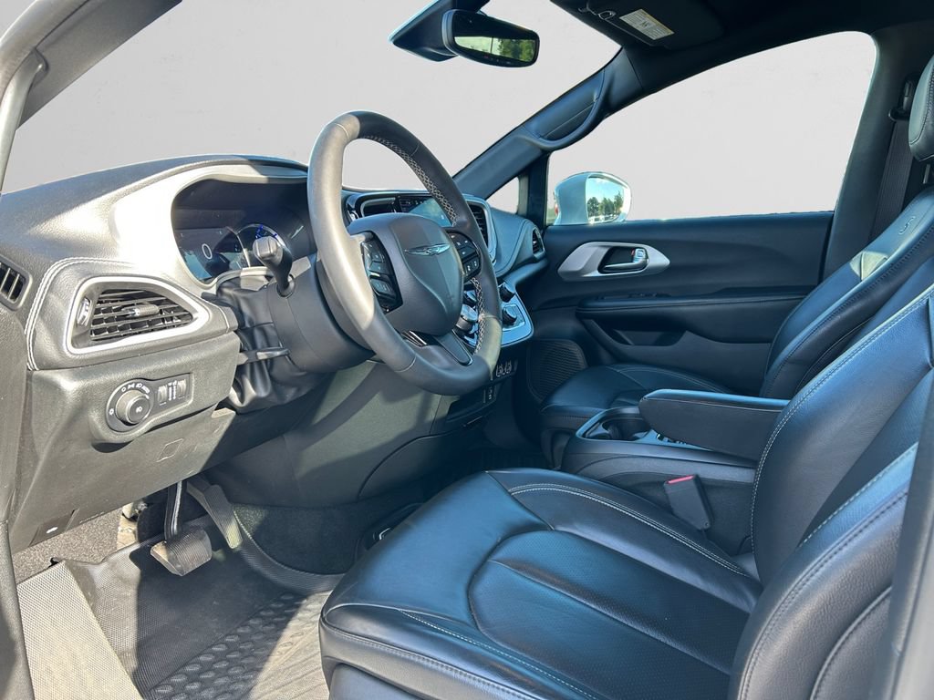 Used 2022 Chrysler Pacifica Touring-L w/ Uconnect Theater Family Group FWD image 11