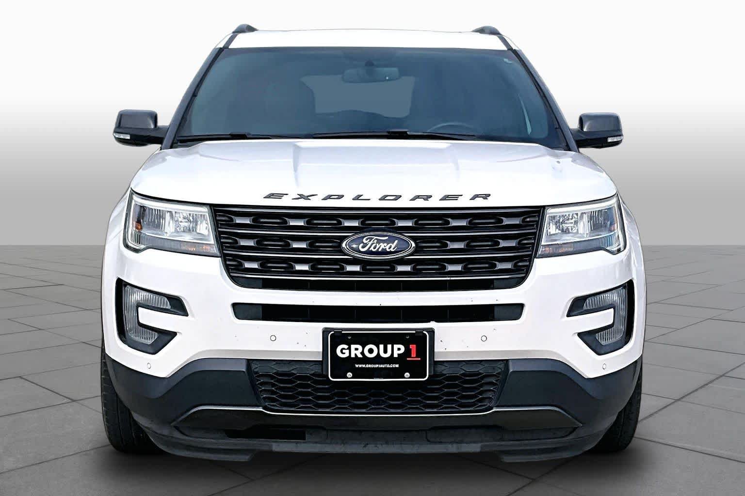 Used 2017 Ford Explorer XLT w/ Equipment Group 202A FWD image 4