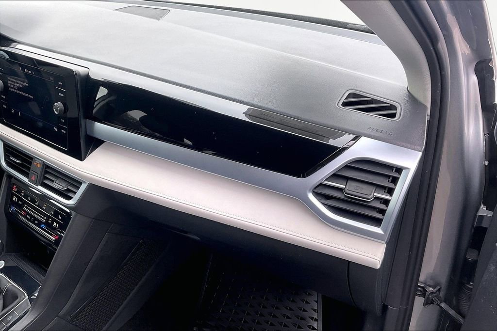 Used 2025 Volkswagen Taos SE image 29