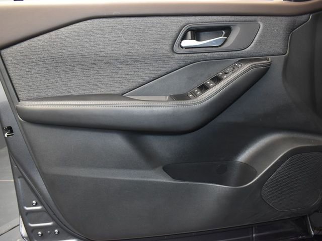 Used 2023 Nissan Rogue SV AWD/4WD image 16