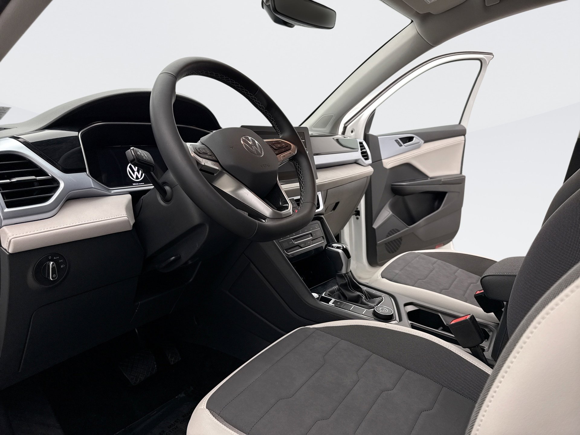 Used 2025 Volkswagen Taos SE image 10