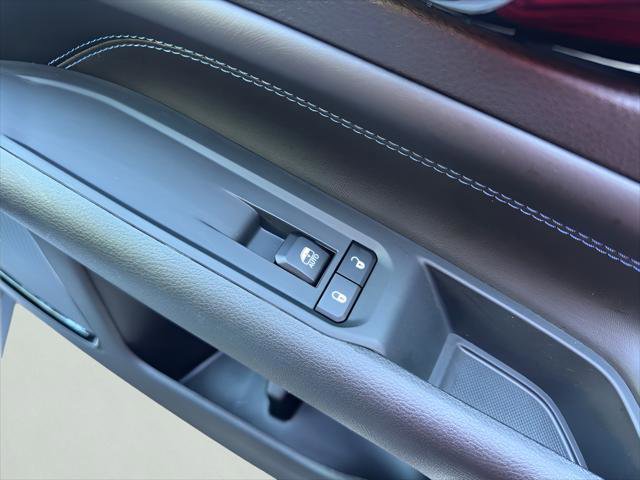 Used 2025 Jeep Compass Latitude w/ Convenience Group AWD/4WD image 38