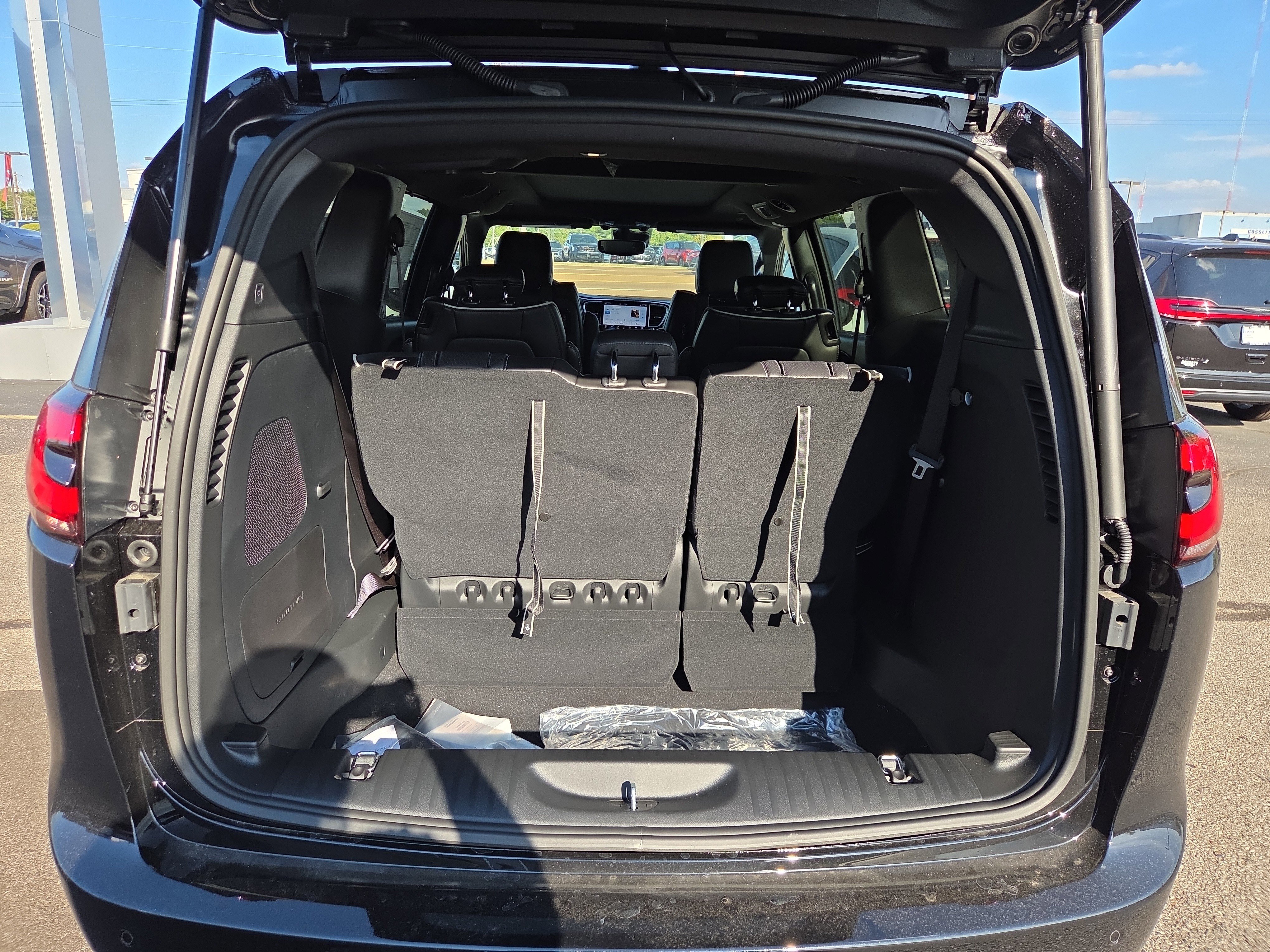 New 2026 Chrysler Pacifica Limited w/ Uconnect Theater Family Group image 9