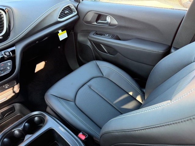 New 2026 Chrysler Pacifica Select w/ S Appearance Package image 19