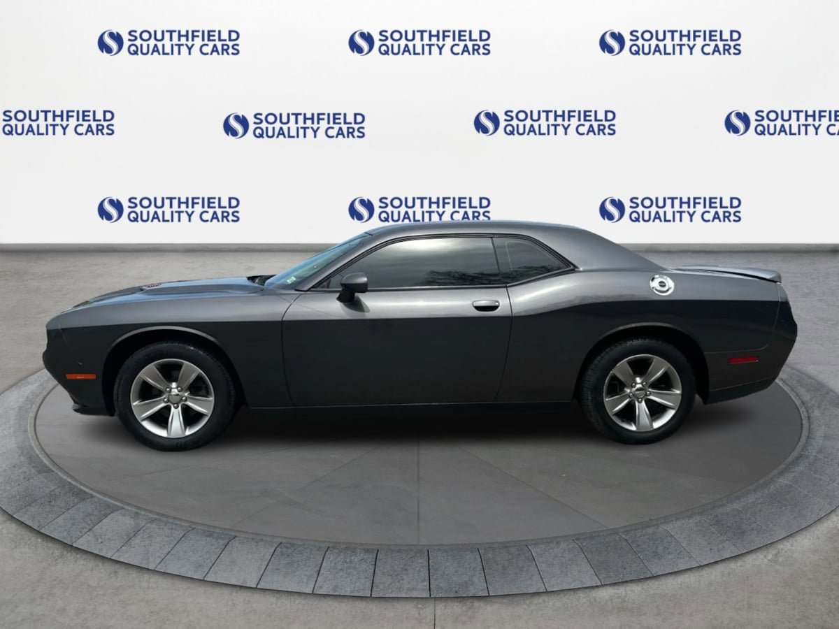 Used 2019 Dodge Challenger SXT RWD image 3