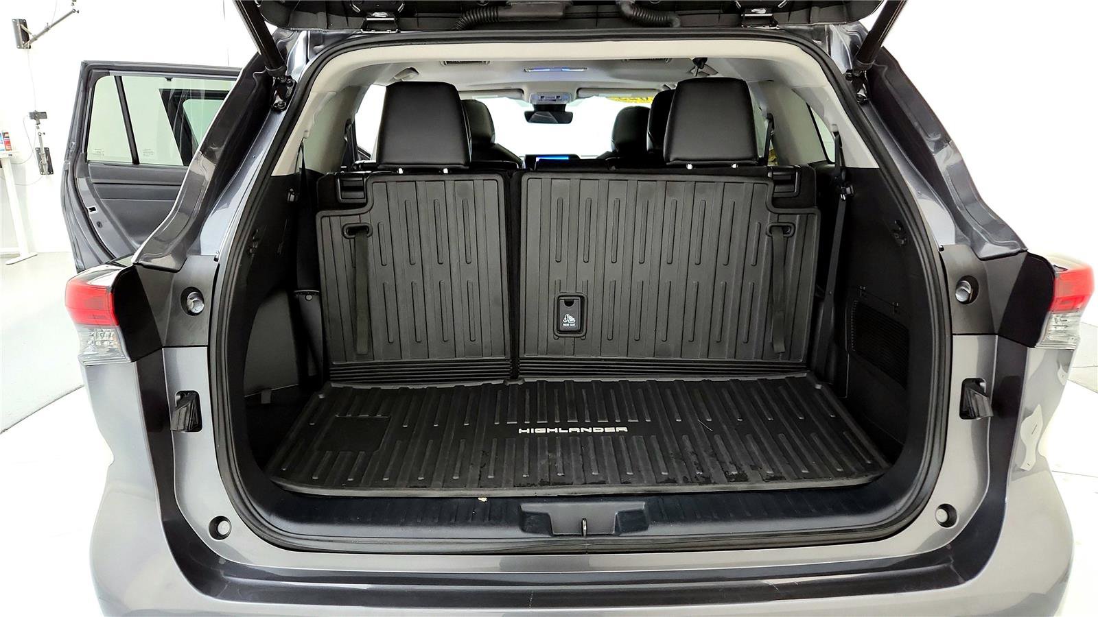 Certified 2023 Toyota Highlander XLE image 32