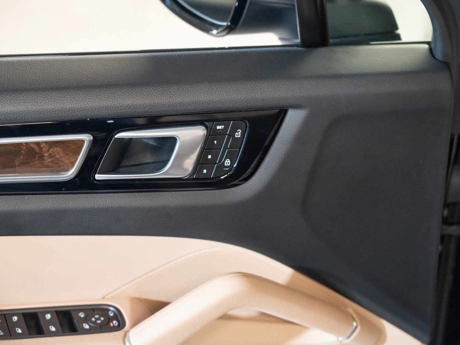 Certified 2023 Porsche Cayenne Platinum Edition AWD/4WD image 17