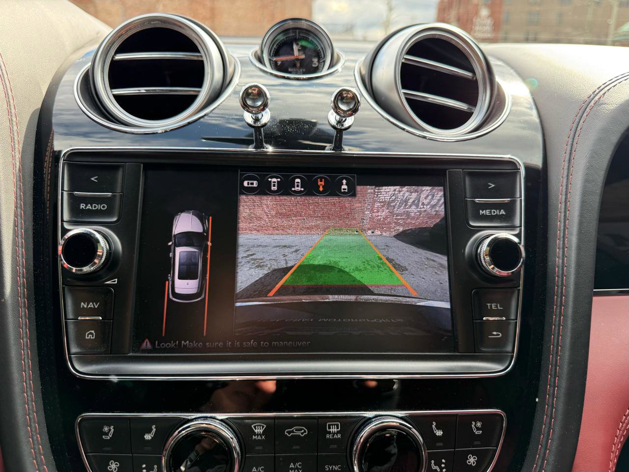 Used 2018 Bentley Bentayga Onyx Edition image 13