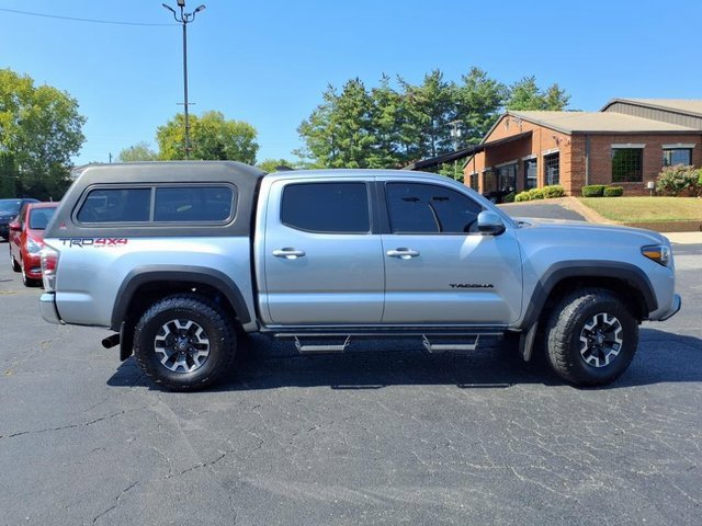 Used 2022 Toyota Tacoma TRD Off-Road image 2