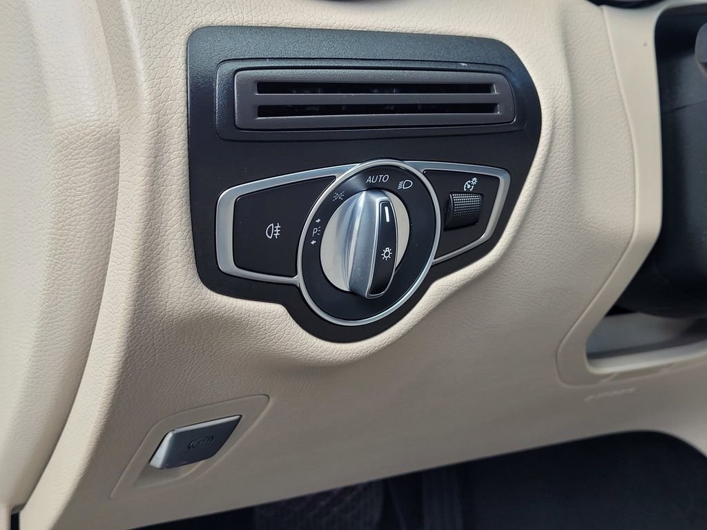 Used 2022 Mercedes-Benz GLC 300 w/ Multimedia Package Lite image 21