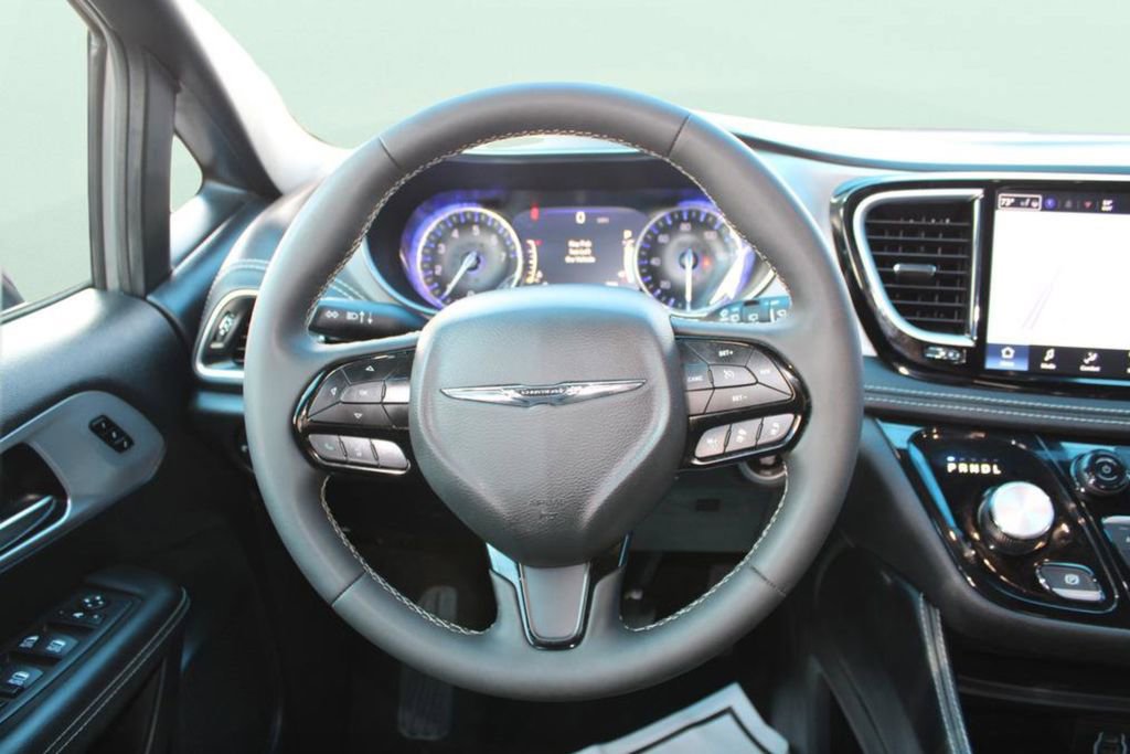 Used 2025 Chrysler Pacifica Select image 5