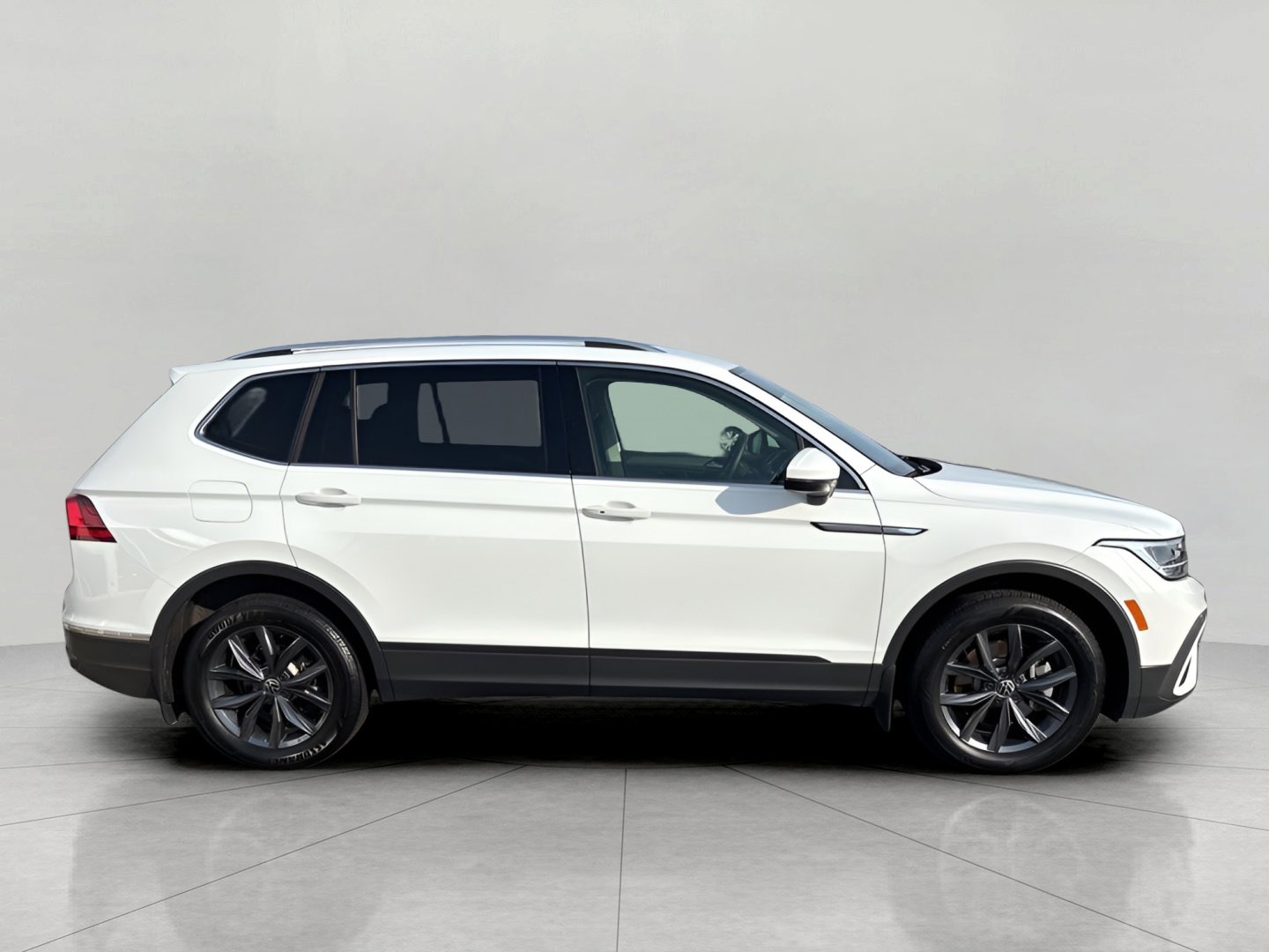 Used 2022 Volkswagen Tiguan SE AWD/4WD image 3