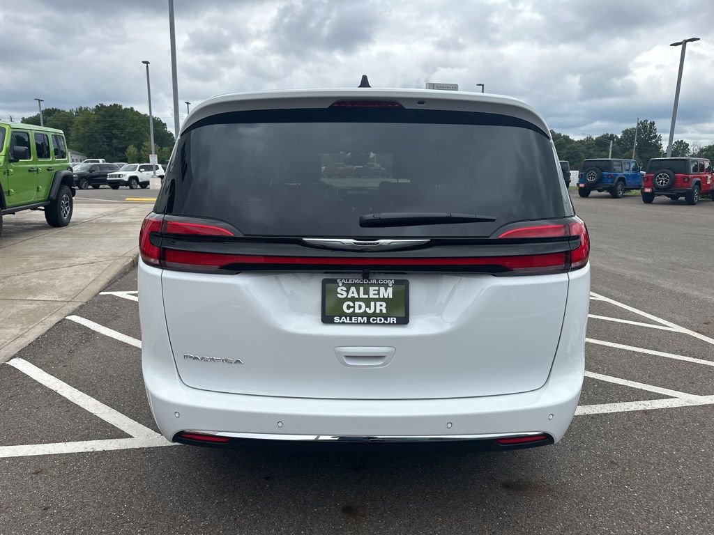 New 2026 Chrysler Pacifica Select image 7