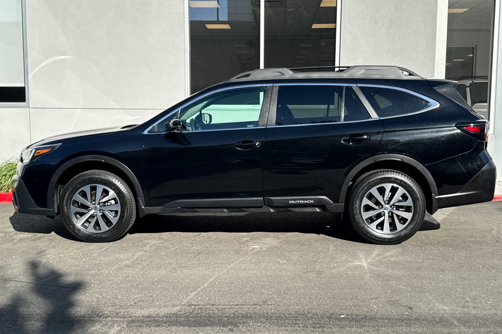 Used 2020 Subaru Outback Premium image 2