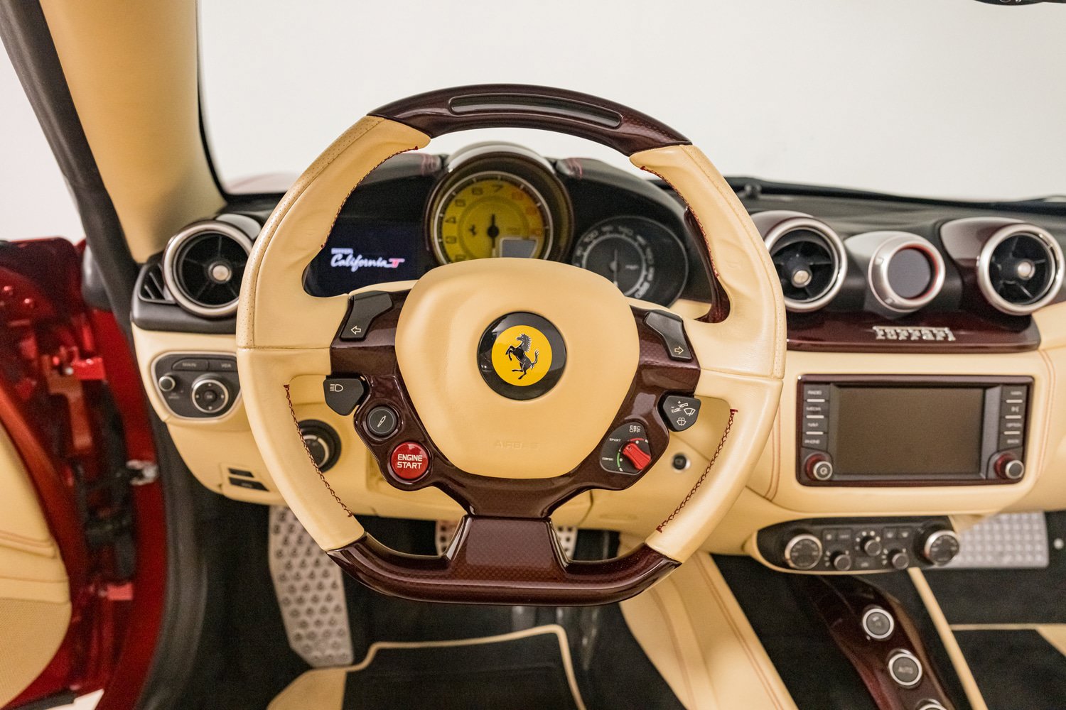 Used 2015 Ferrari California T RWD image 24