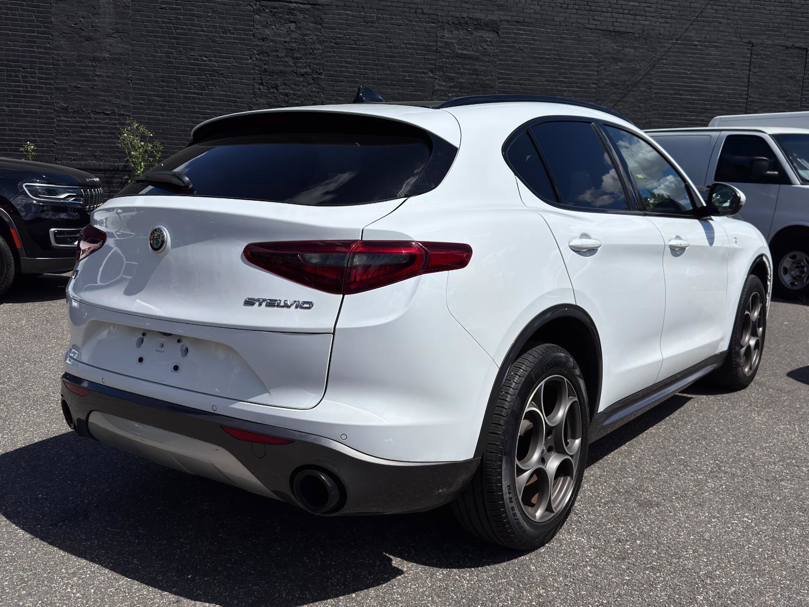 Used 2022 Alfa Romeo Stelvio Ti image 3