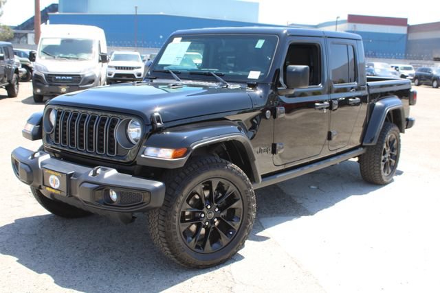 Used 2025 Jeep Gladiator Sport AWD/4WD image 13