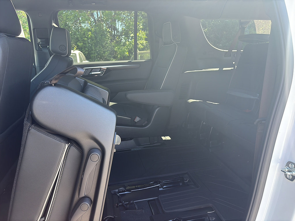 New 2026 Chevrolet Suburban Premier w/ Sun And Tow Package AWD/4WD image 9