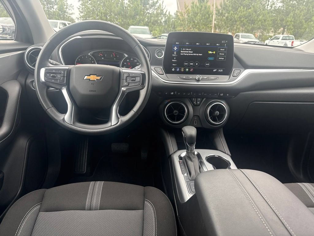Used 2025 Chevrolet Blazer LT FWD image 3