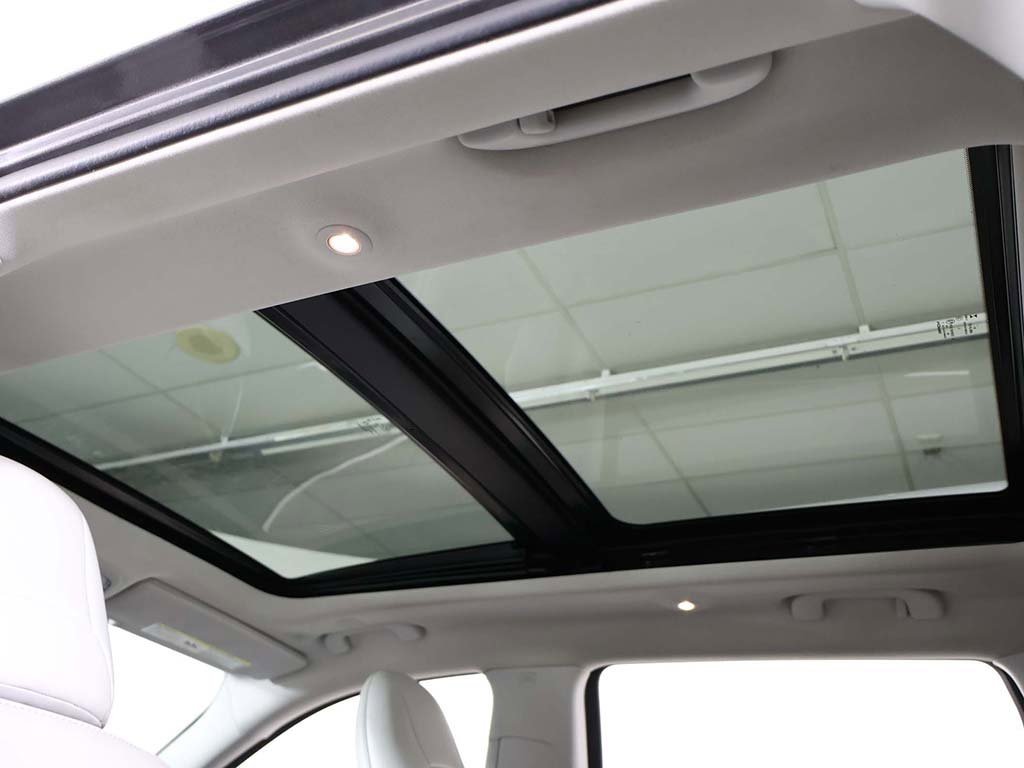 Used 2019 Jeep Cherokee Overland w/ Technology Group image 24