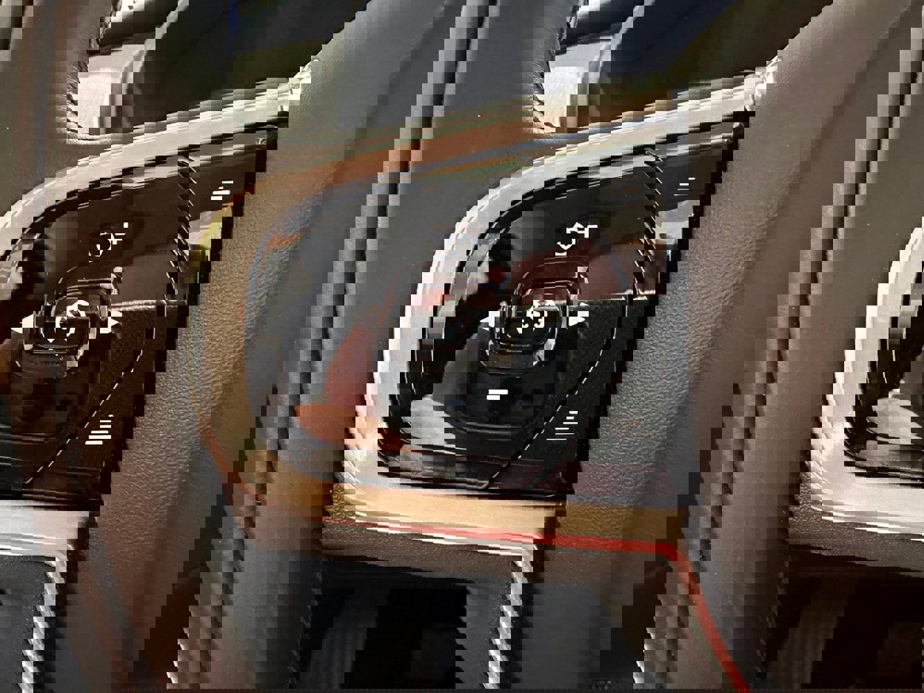 Used 2021 Volvo XC90 T8 Inscription Expression w/ Climate Package image 18