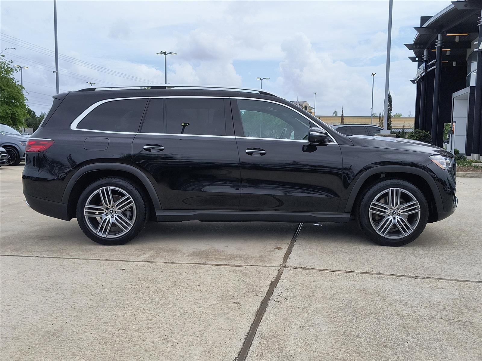 Used 2025 Mercedes-Benz GLS 450 4MATIC image 11