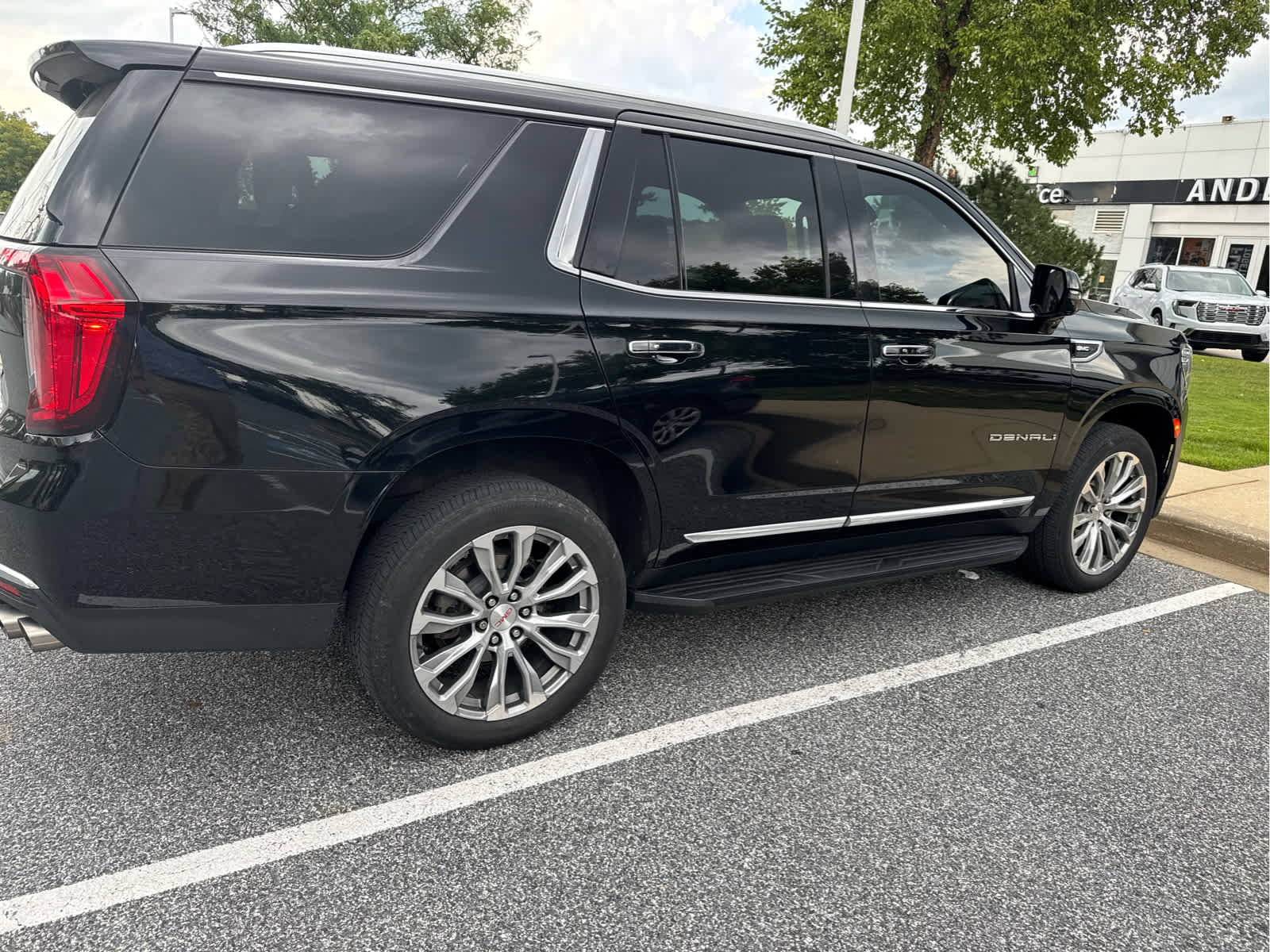 Used 2021 GMC Yukon Denali AWD/4WD image 3
