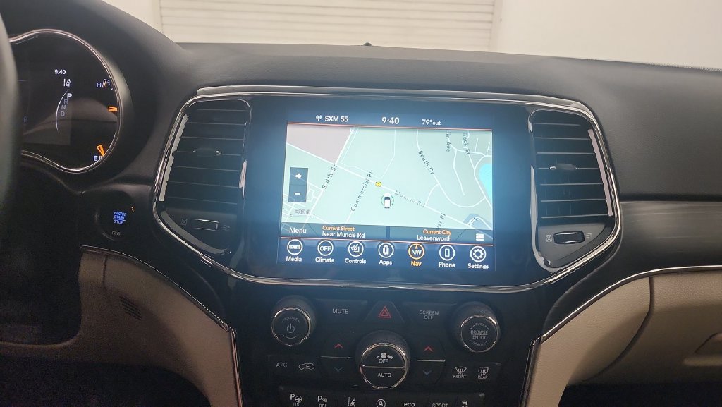 Used 2020 Jeep Grand Cherokee Limited AWD/4WD image 25