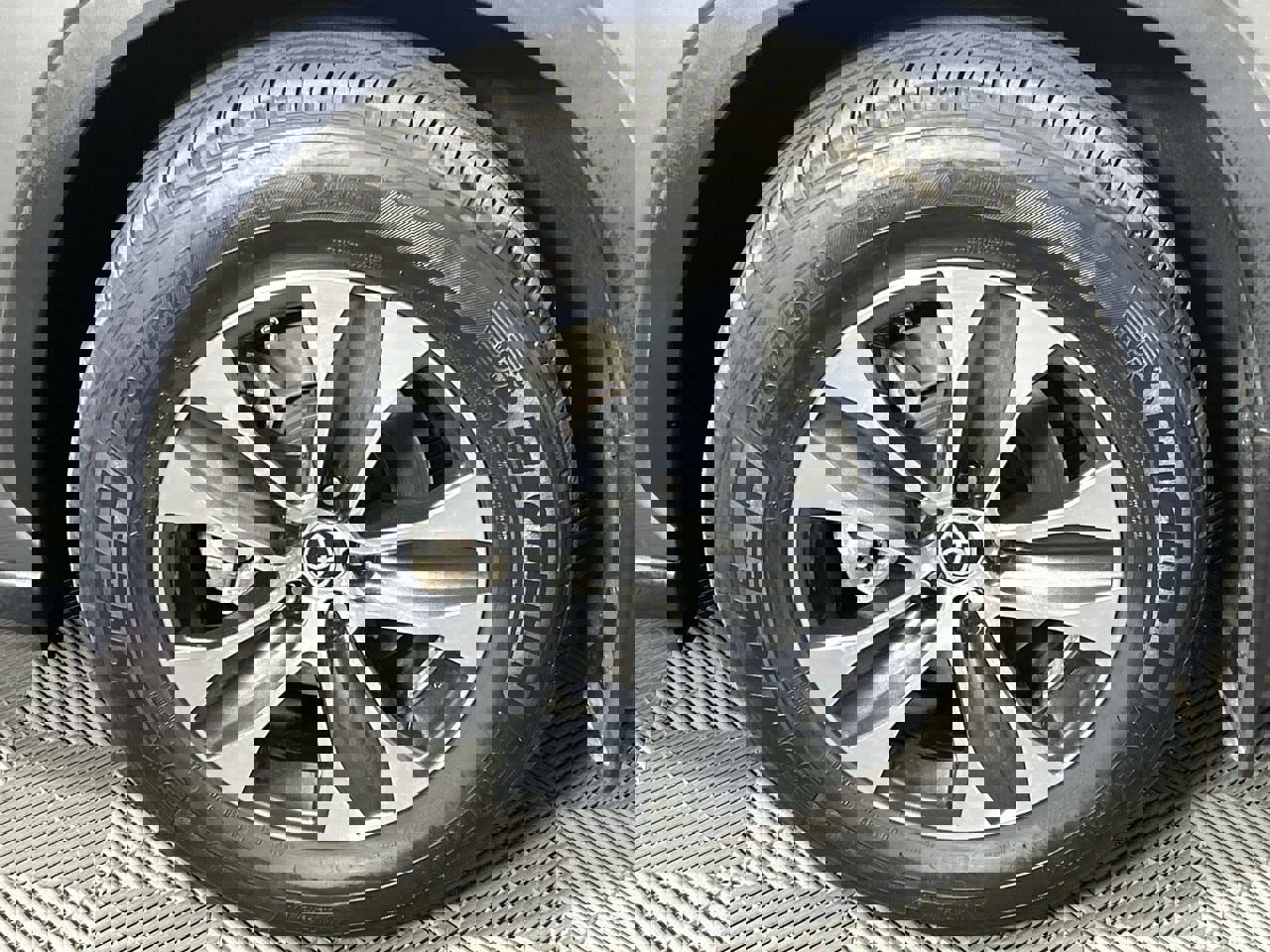 Used 2025 Toyota Highlander XLE image 9