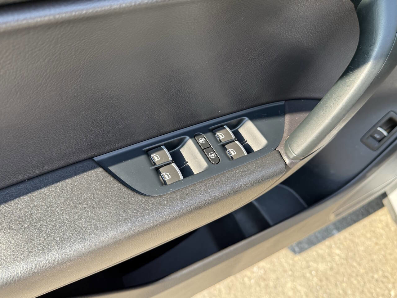 Used 2012 Volkswagen Touareg Sport image 45