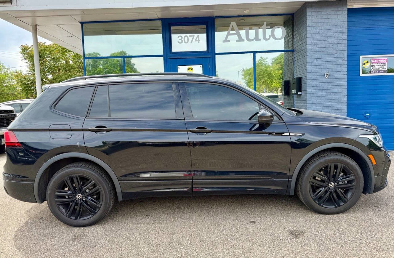 Used 2022 Volkswagen Tiguan SE R-Line AWD/4WD image 2