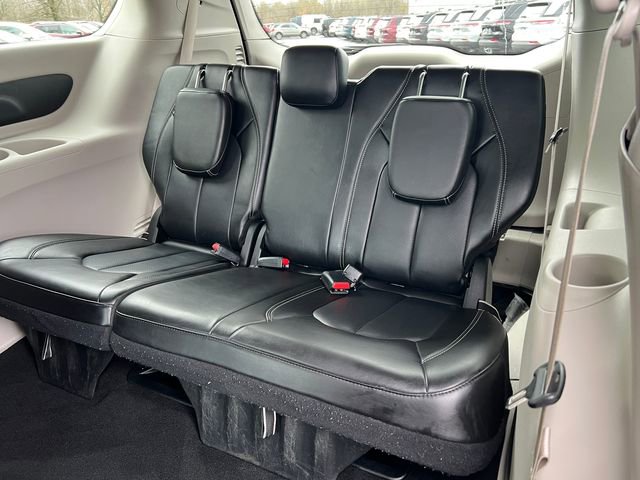 Used 2024 Chrysler Pacifica Touring-L FWD image 6